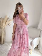 Robe Rachel rose fleurie fluide avec décolleté cache-cœur et dos ouvert – robe longue élégante femme