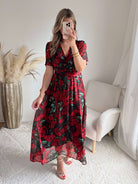 Robe Rosalia rouge fleurie fluide avec décolleté cache-cœur – robe longue élégante femme