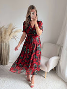 Robe Rosalia rouge fleurie fluide avec décolleté cache-cœur – robe longue élégante femme