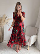 Robe Rosalia rouge fleurie fluide avec décolleté cache-cœur – robe longue élégante femme