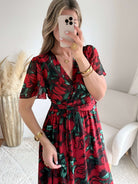 Robe Rosalia rouge fleurie fluide avec décolleté cache-cœur – robe longue élégante femme