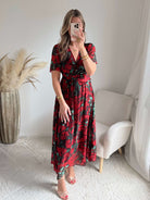 Robe Rosalia rouge fleurie fluide avec décolleté cache-cœur – robe longue élégante femme