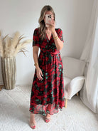 Robe Rosalia rouge fleurie fluide avec décolleté cache-cœur – robe longue élégante femme