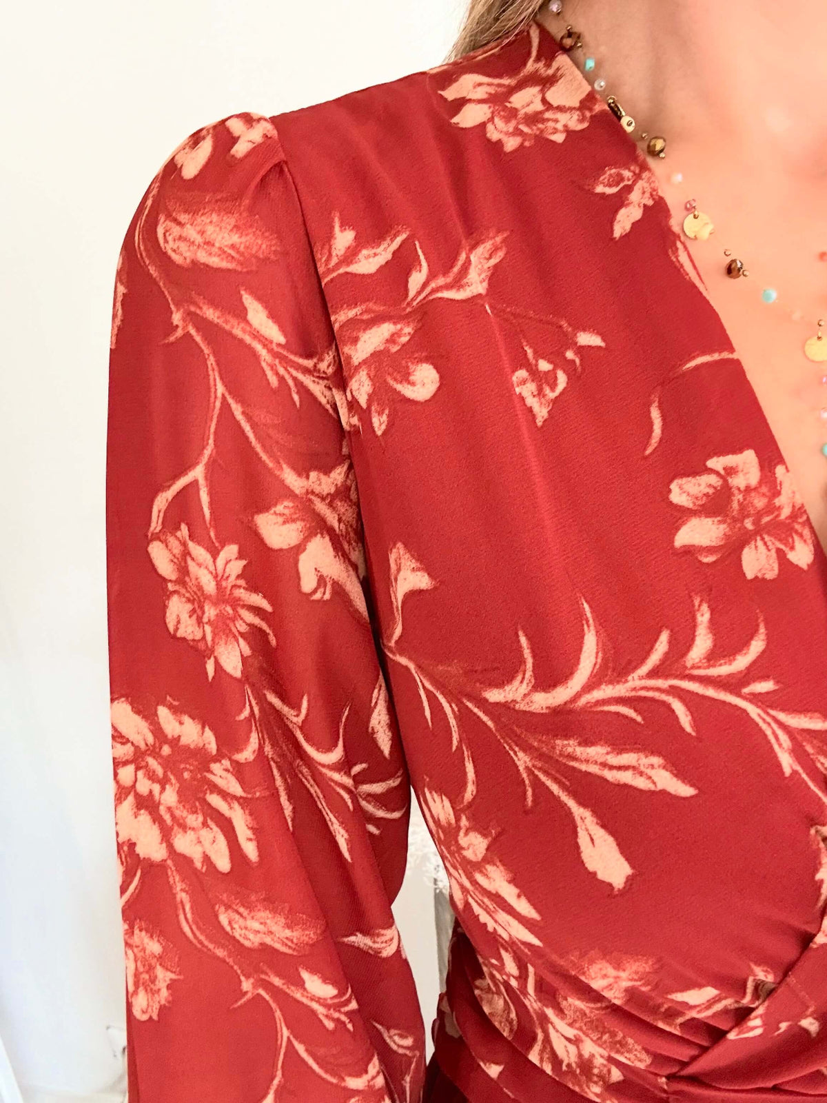 Femme portant une robe longue terracotta du S au 4XL