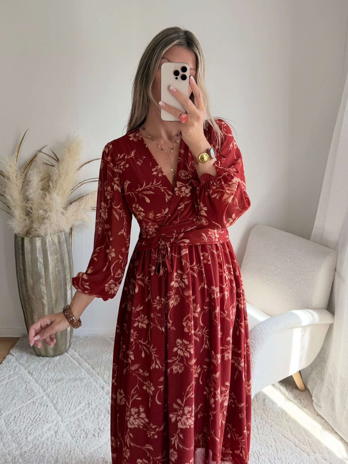 Femme portant une robe longue terracotta du S au 4XL