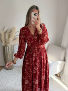 Femme portant une robe longue terracotta du S au 4XL