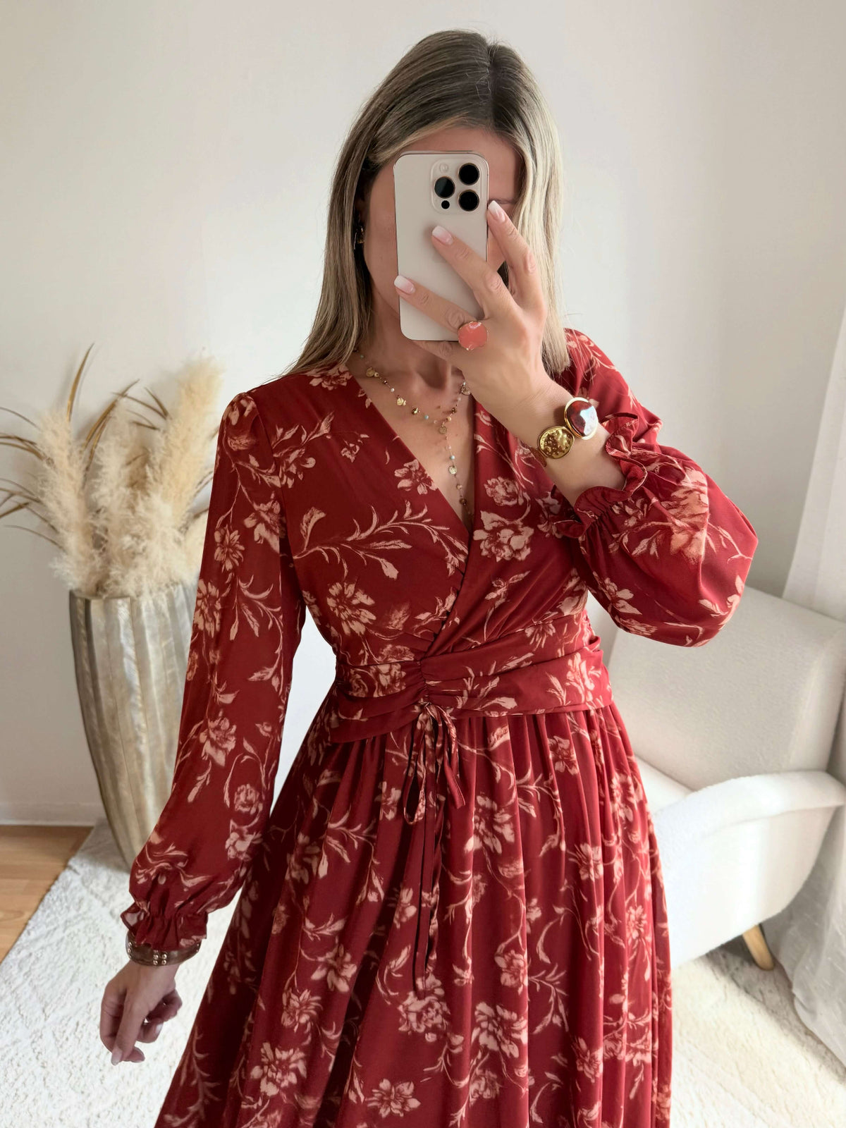 Femme portant une robe longue terracotta du S au 4XL