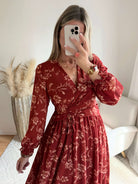 Femme portant une robe longue terracotta du S au 4XL