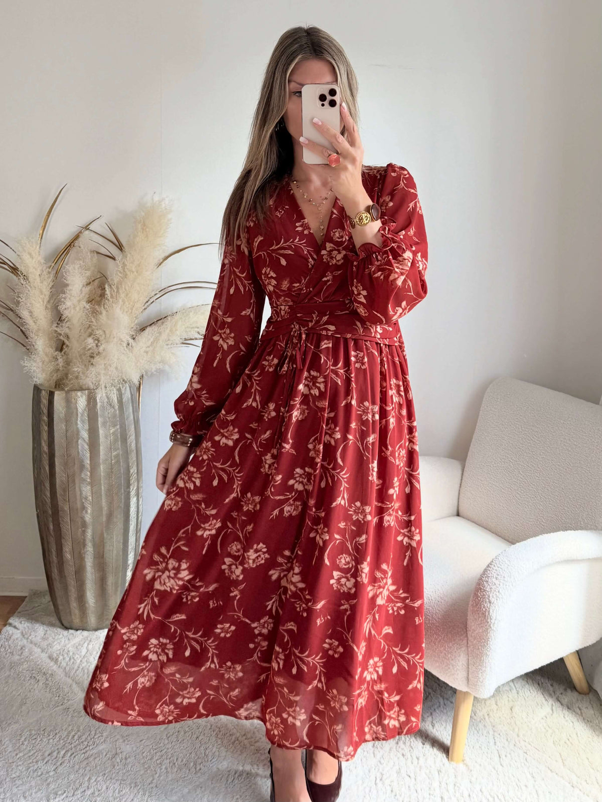 Femme portant une robe longue terracotta du S au 4XL