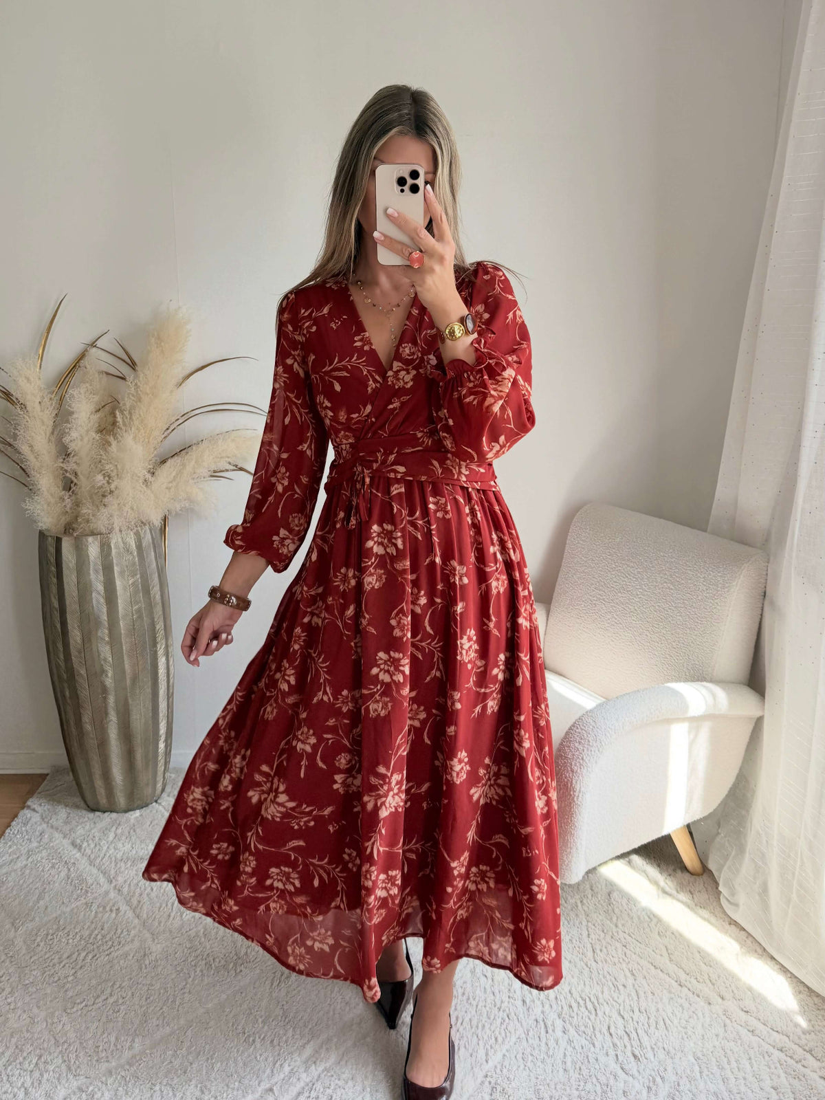Femme portant une robe longue terracotta du S au 4XL