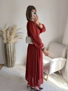 Femme portant une robe longue de cérémonie