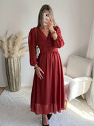 Femme portant une robe longue de cérémonie