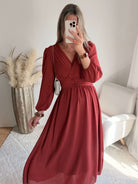 Femme portant une robe longue de cérémonie