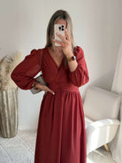 Femme portant une robe longue de cérémonie