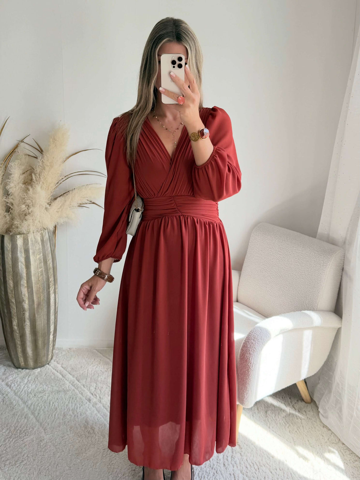 Femme portant une robe longue de cérémonie