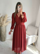 Femme portant une robe longue de cérémonie