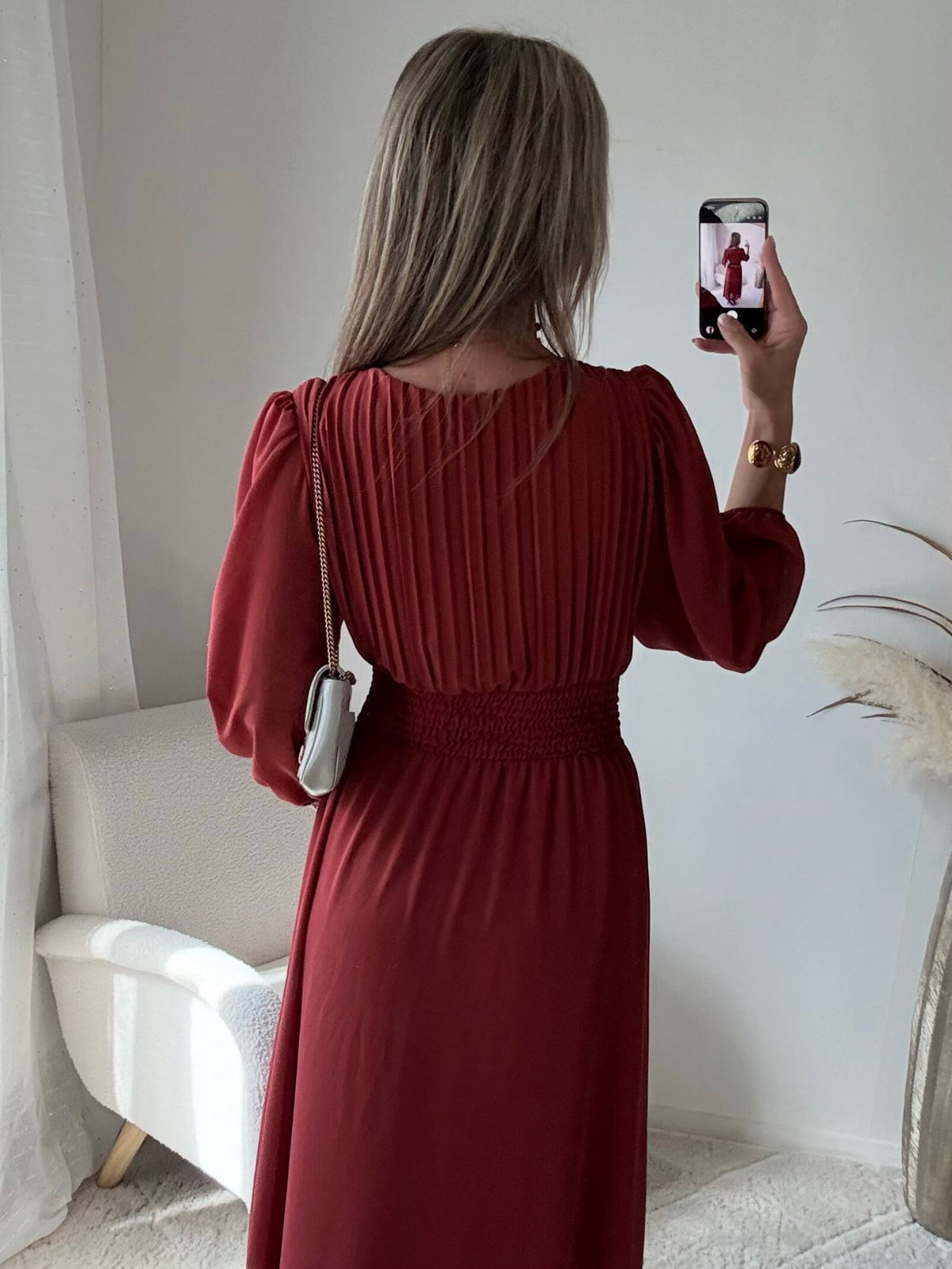 Femme portant une robe longue de cérémonie