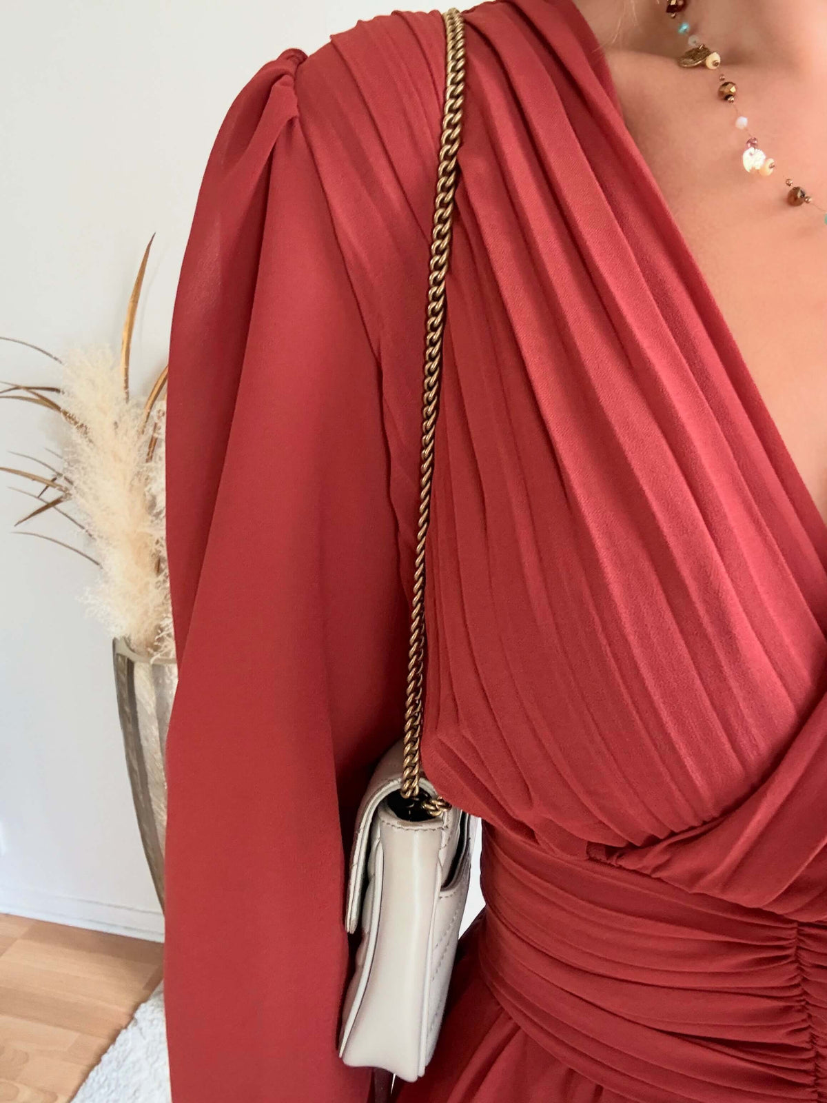 Femme portant une robe longue de cérémonie