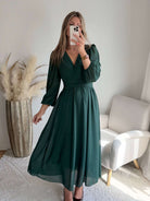 Femme portant une robe longue de cérémonie
