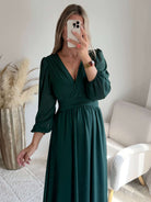 Femme portant une robe longue de cérémonie