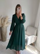 Femme portant une robe longue de cérémonie