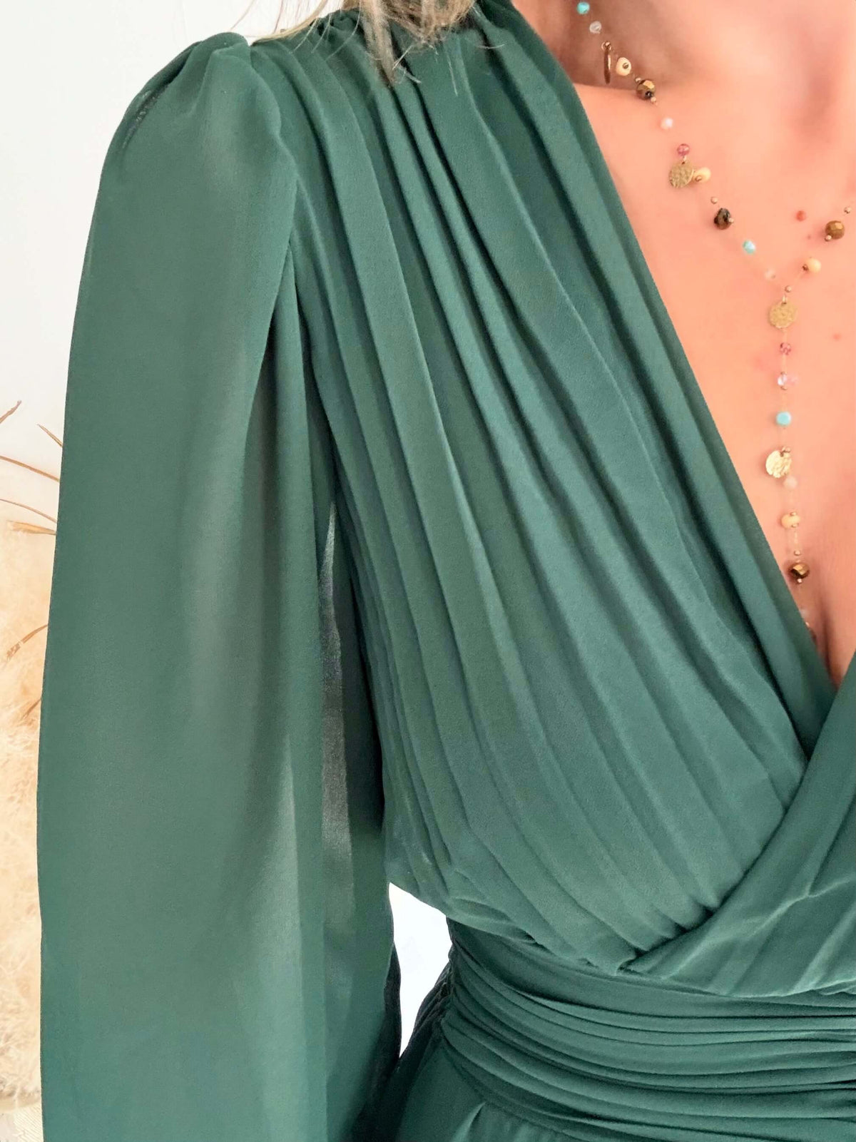Femme portant une robe longue de cérémonie