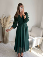 Femme portant une robe longue de cérémonie