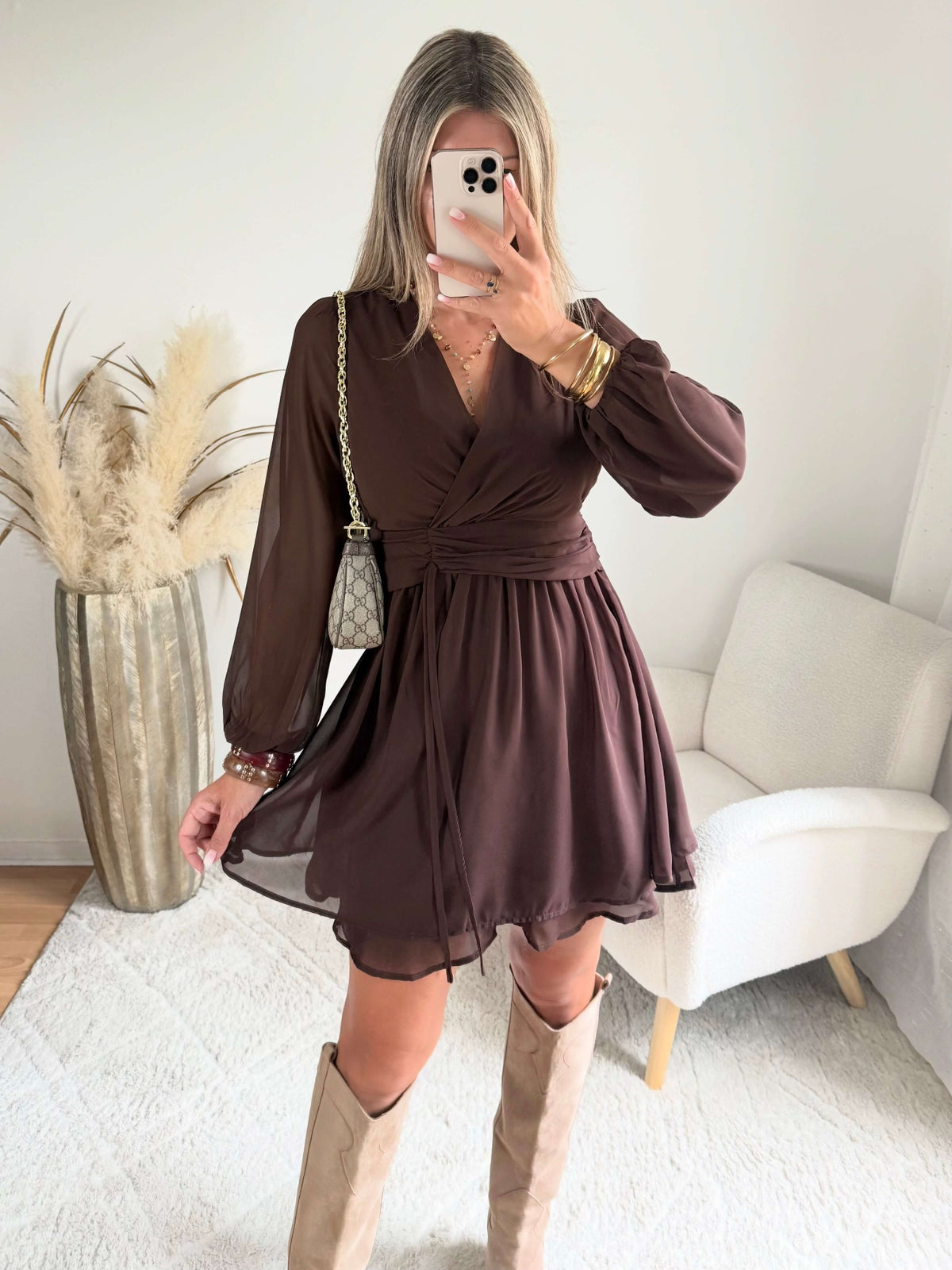 Robe courte marron Cali, disponible du S au 4XL, à manches longues, décolleté en V et taille élastiquée.