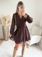 Robe courte marron Cali, disponible du S au 4XL, à manches longues, décolleté en V et taille élastiquée.