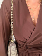 Robe courte marron Cali, disponible du S au 4XL, à manches longues, décolleté en V et taille élastiquée.