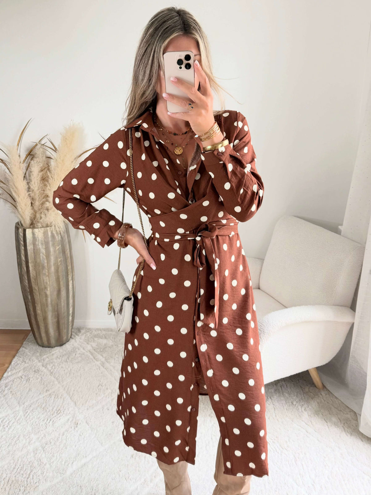 Robe midi marron à pois blancs Aria avec décolleté croisé, du S au 4XL