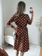 Robe midi marron à pois blancs Aria avec décolleté croisé, du S au 4XL
