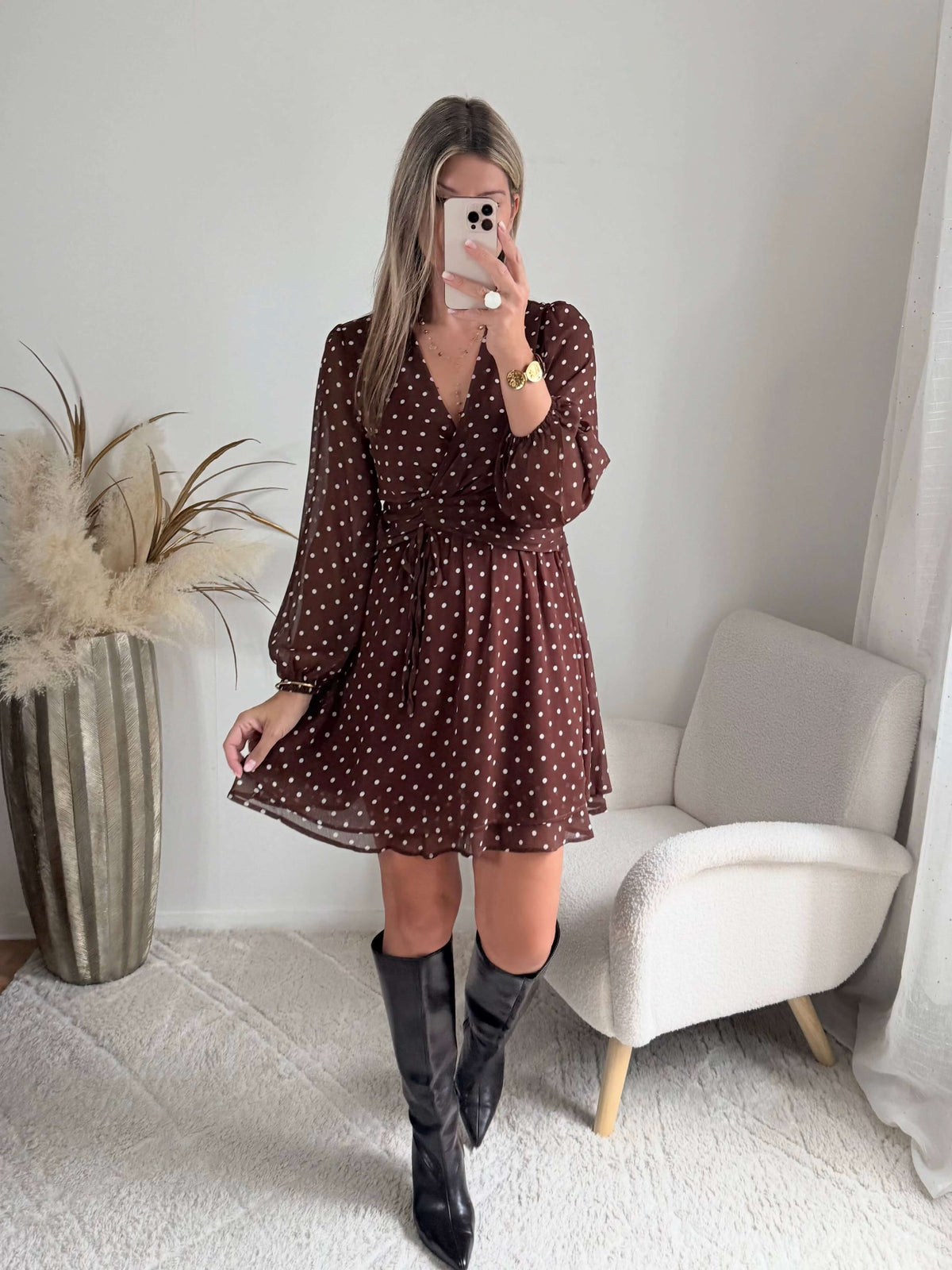 Femme portant une robe courte à pois marron 