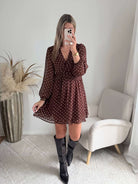 Femme portant une robe courte à pois marron 