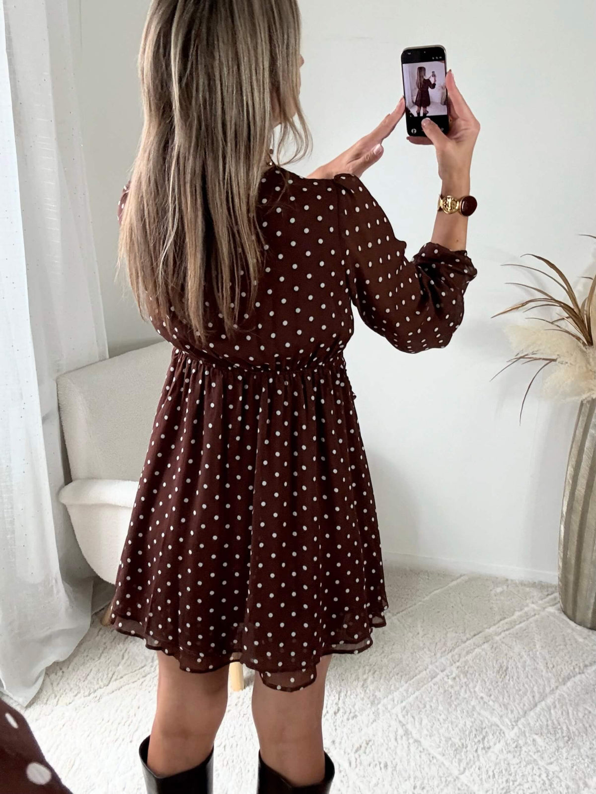 Femme portant une robe courte à pois marron 
