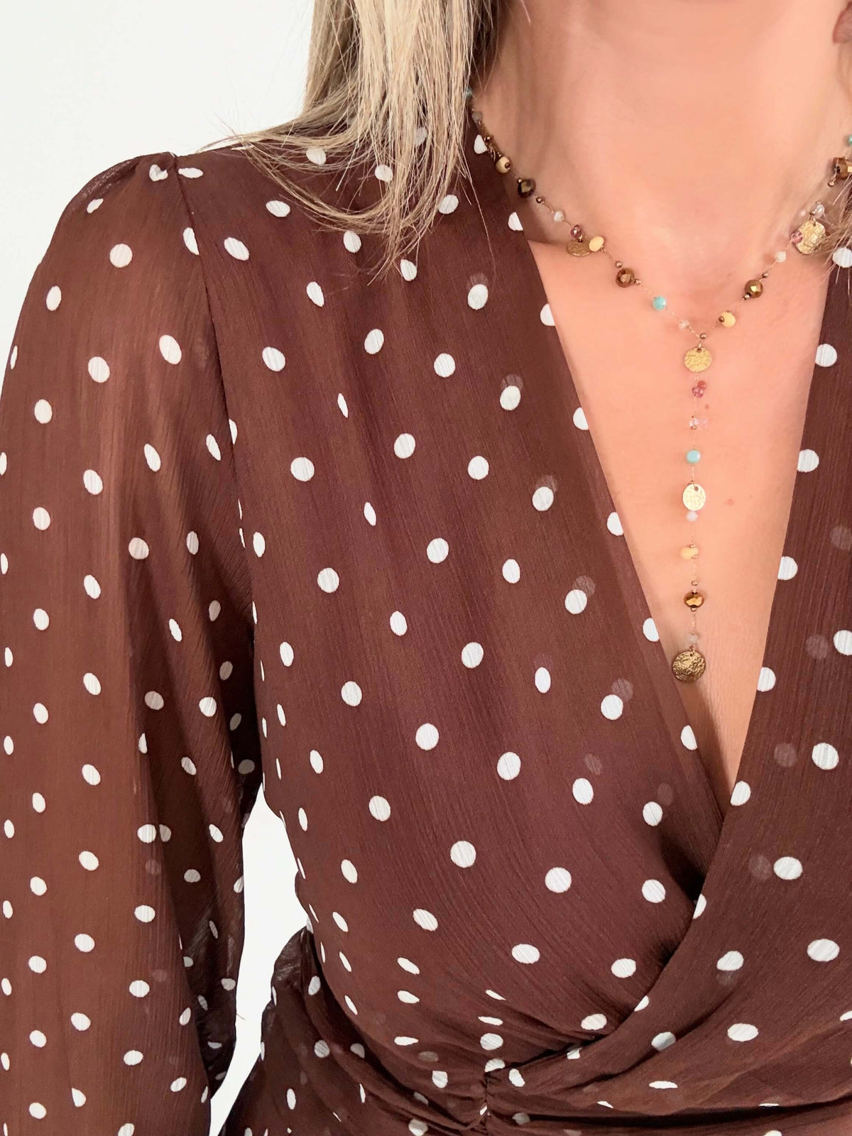 Femme portant une robe courte à pois marron 