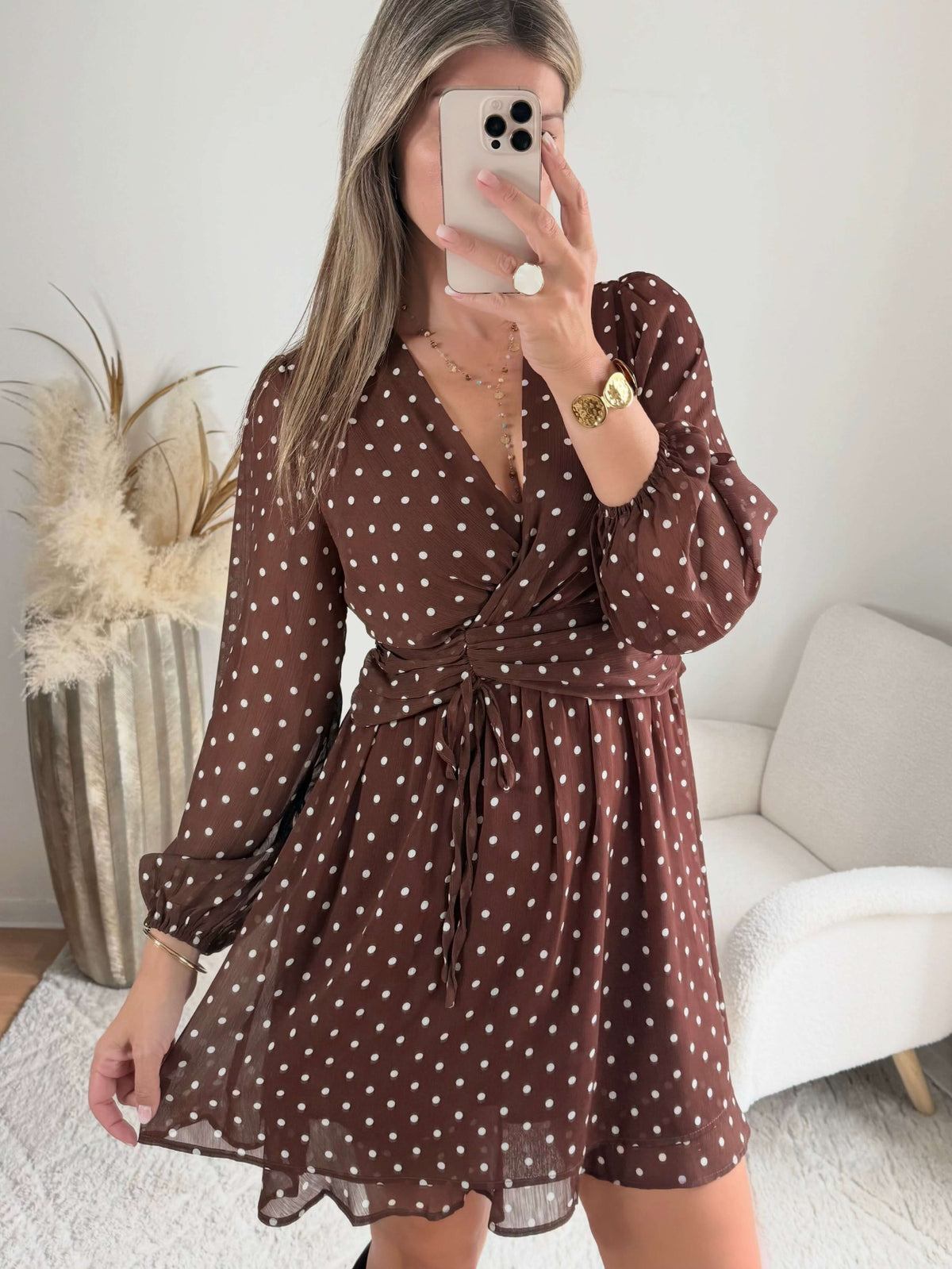 Femme portant une robe courte à pois marron 
