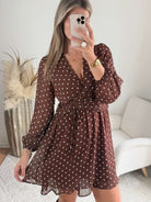 Femme portant une robe courte à pois marron 