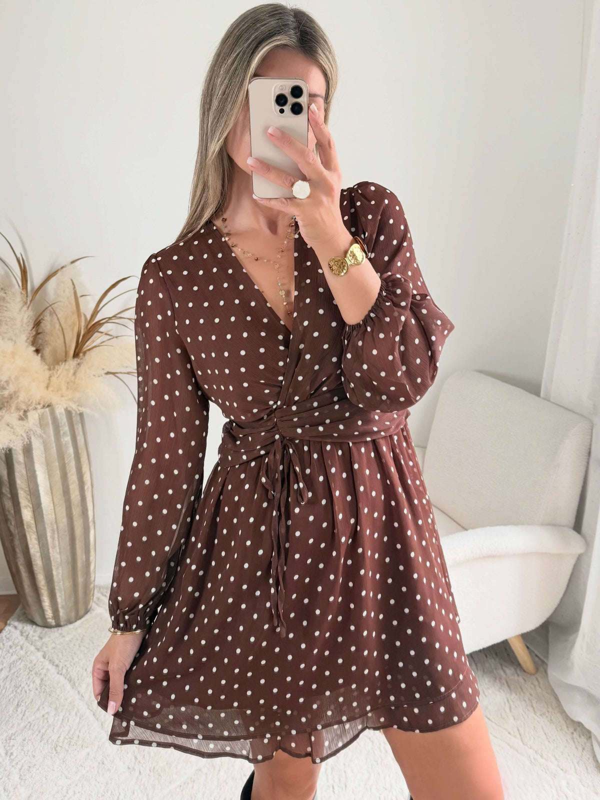 Femme portant une robe courte à pois marron 
