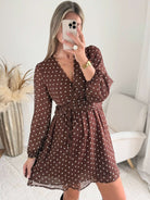 Femme portant une robe courte à pois marron 