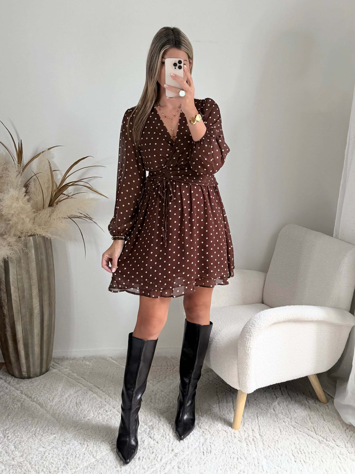 Femme portant une robe courte à pois marron 