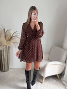 Femme portant une robe courte à pois marron 
