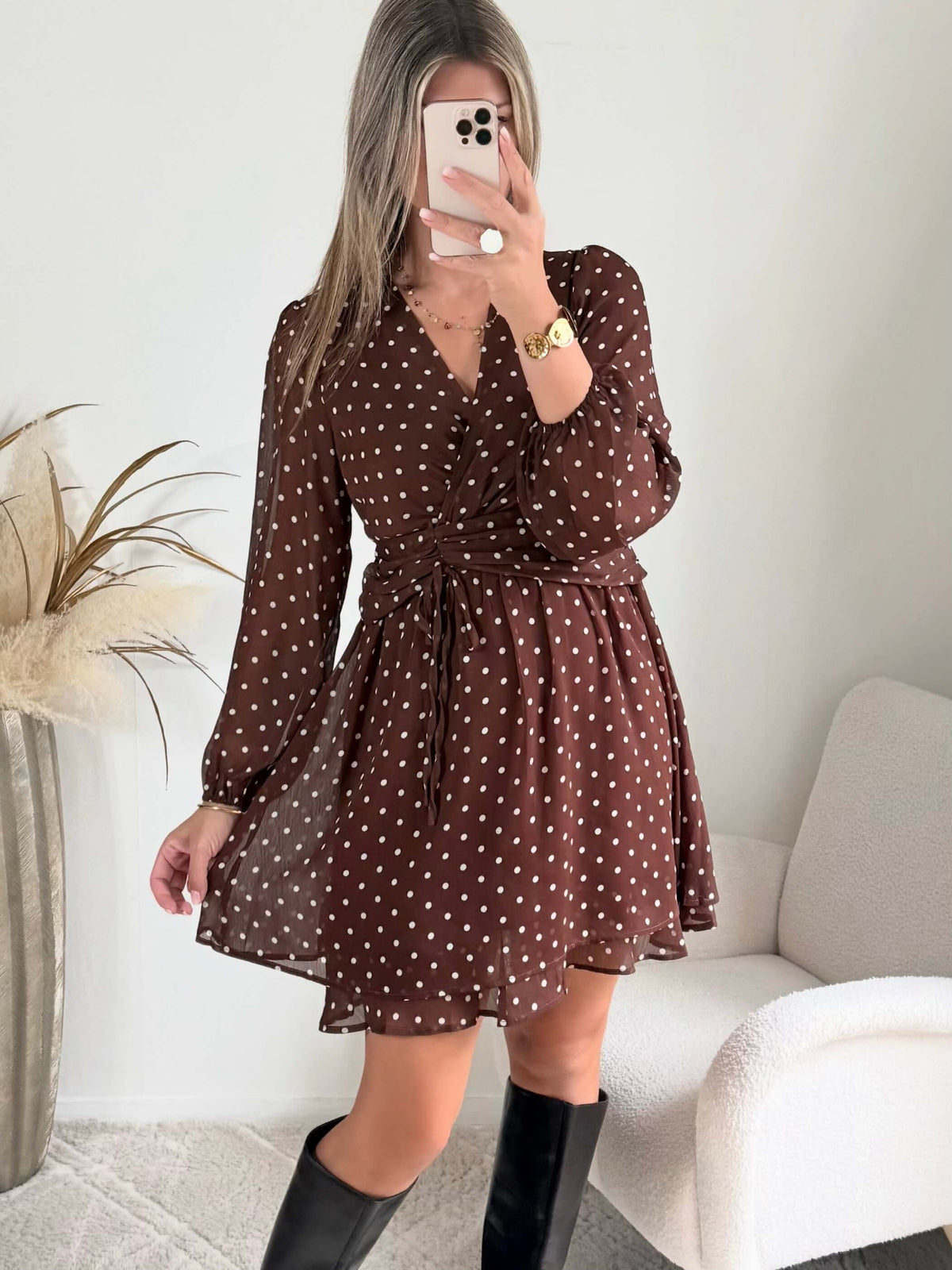Femme portant une robe courte à pois marron 
