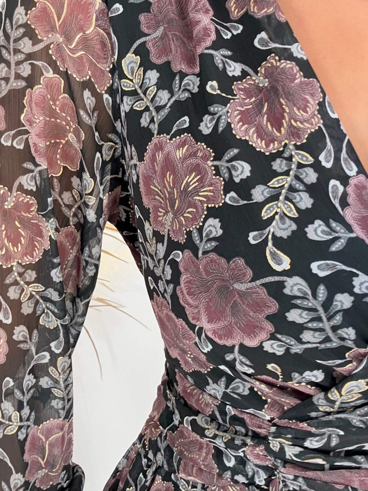 Robe courte noire dorée à manches longues Paris