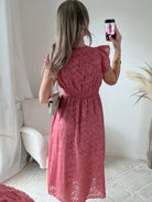 Robe longue rose effet dentelle Perla avec manches volantées et décolleté cache-cœur, idéale pour cérémonie