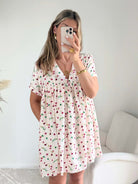 Robe à poches et short intégrés imprimé petites fleurs roses sur fond écru.