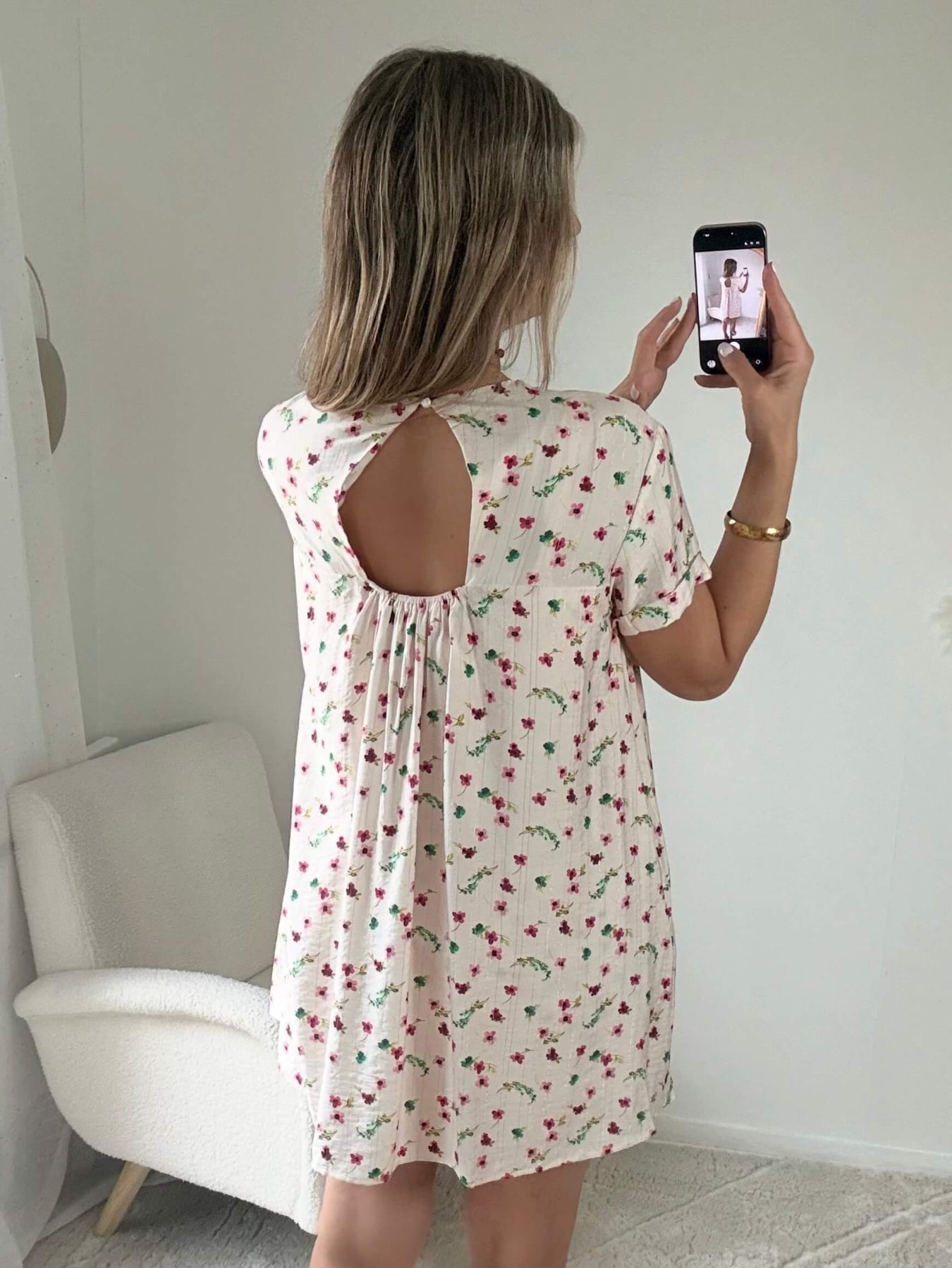 Robe à poches et short intégrés imprimé petites fleurs roses sur fond écru.