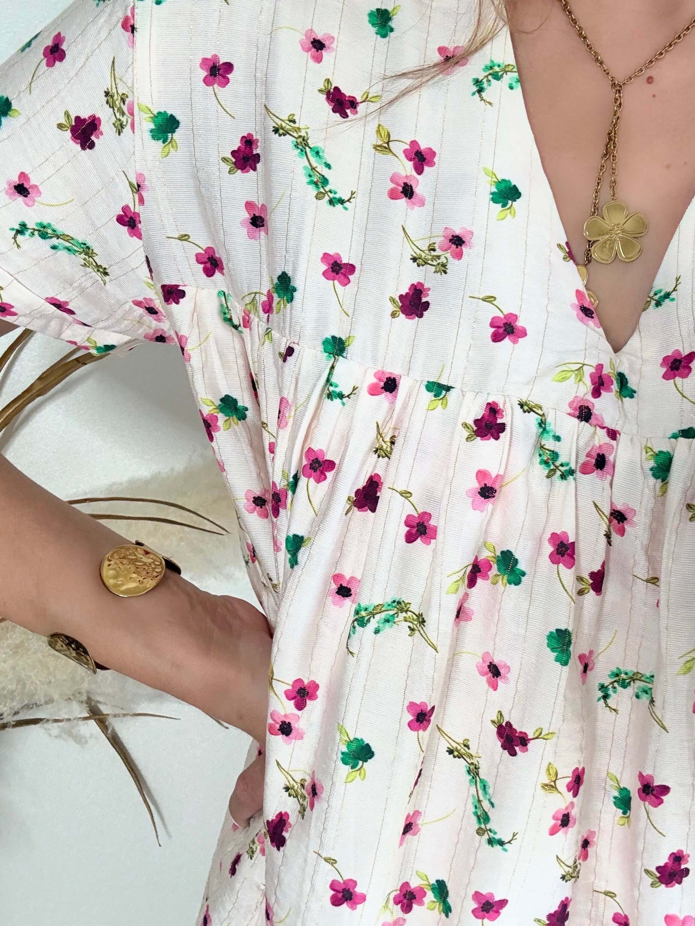 Robe à poches et short intégrés imprimé petites fleurs roses sur fond écru.