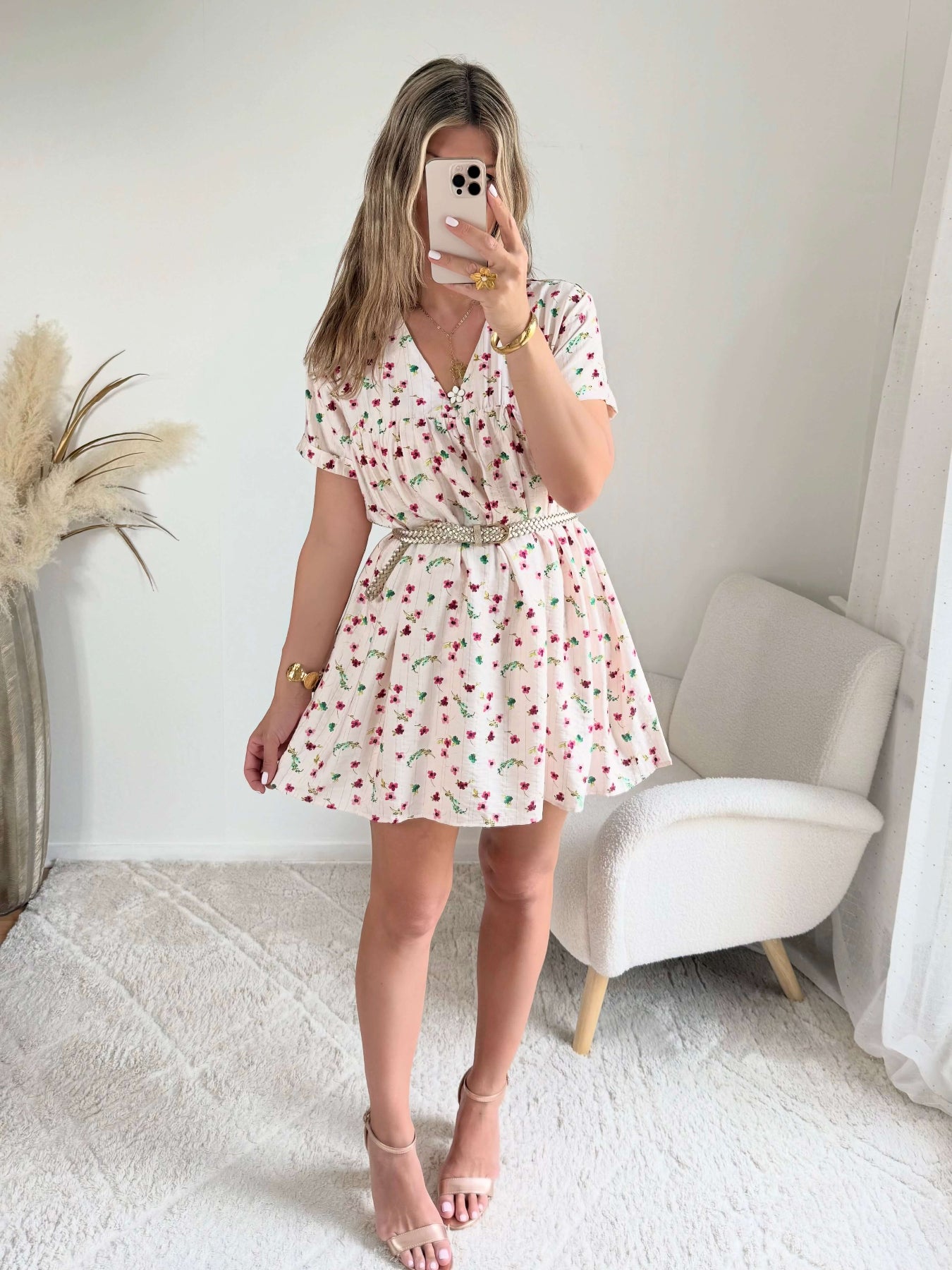 Robe à poches et short intégrés imprimé petites fleurs roses sur fond écru.