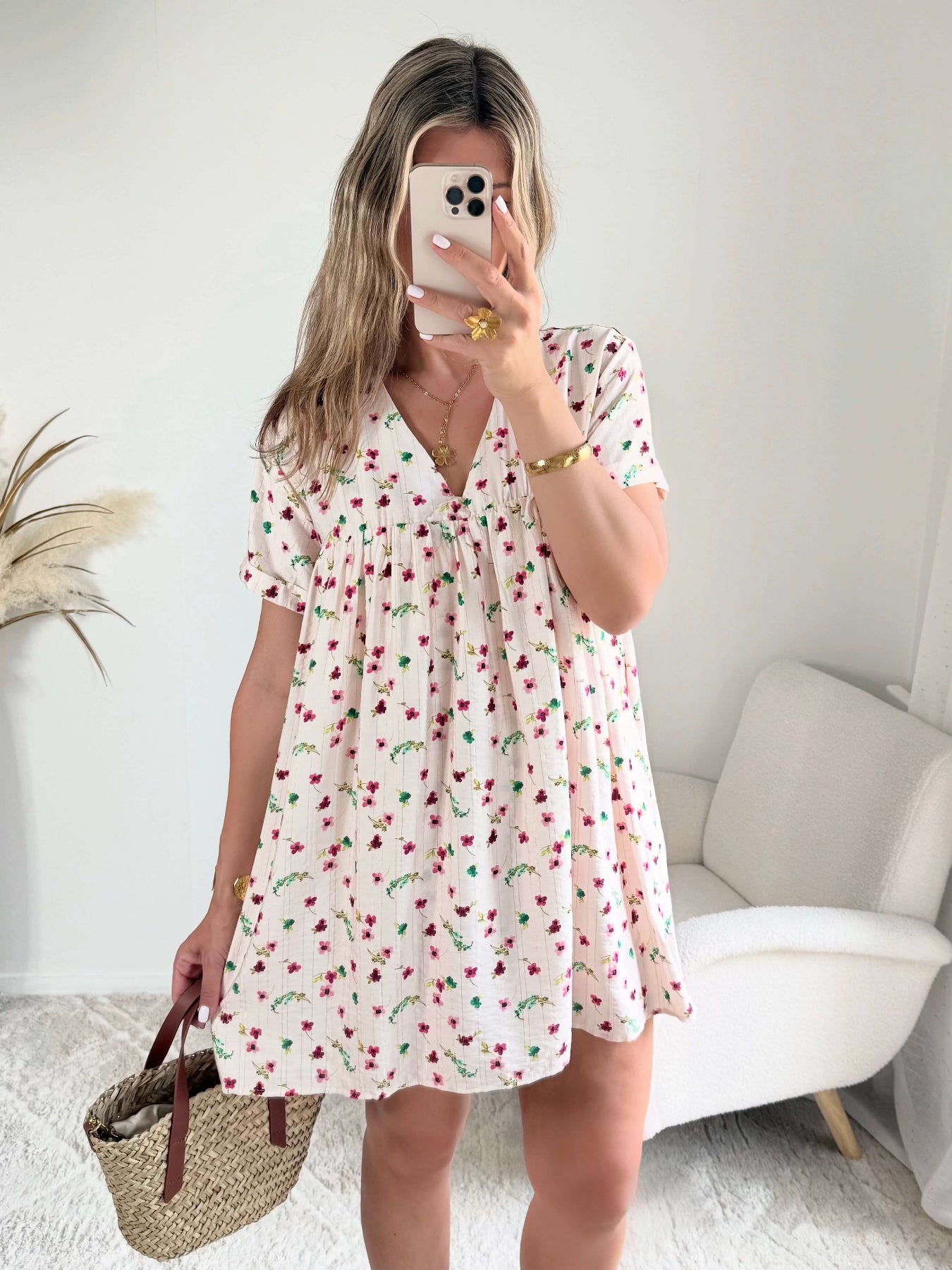 Robe à poches et short intégrés imprimé petites fleurs roses sur fond écru.